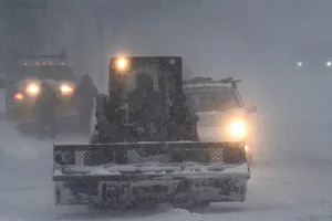 Vremea severă a făcut ravagii în 23 de județe și Capitală. Peste 900 de copaci doborâți și sute de mașini avariate