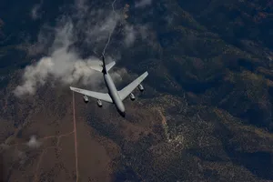 Patru militari americani au murit după prăbușirea unui avion-cisternă KC-135 în Irak, doi membri ai echipajului sunt dați dispăruți