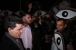 Protest la Cotroceni față de propunerile pentru șefia parchetelor. Nicușor Dan a ieșit să discute cu protestatarii