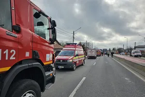 Dâmbovița: Patru copii și un adult transportați la spital după un accident între un microbuz școlar și un autocamion