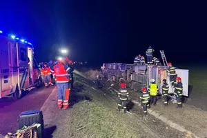 Accident grav la Tutova: un mort și 15 răniți după răsturnarea unui autocar cu 44 de pasageri