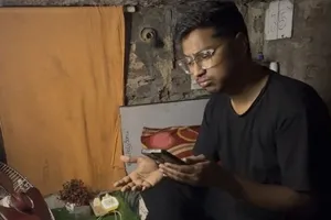 Tânărul indian Sonu Kumar transformă o „cutie din beton” într-o sursă de venit online