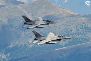 MApN: Două avioane F-16 au fost ridicate pentru monitorizarea unei drone detectate lângă spațiul aerian român