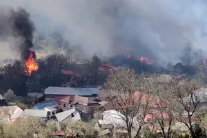 Incendiu extins în Vrancea: 18 gospodării ard, mai multe echipaje mobilizate din județe învecinate