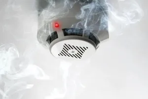 Detectoarele de incendiu devin obligatorii în toate blocurile noi din România. Controale mai stricte și sancțiuni dure