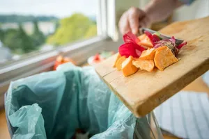 România aruncă peste 3,4 milioane de tone de alimente anual