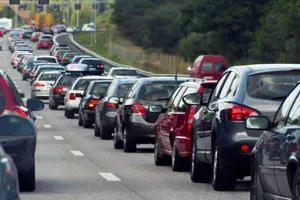 Trafic sufocant pe Valea Prahovei și pe DN7 în a doua zi de Paște. Coloane de mașini și rute alternative recomandate de polițiști