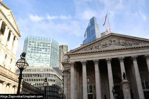 Banca Angliei avertizează asupra presiunilor inflaționiste generate de creșterea salariilor din sectorul public