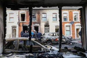 Violențele anti-imigrație paralizează Belfastul: tunuri cu apă pe străzi, locuințe incendiate