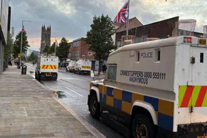 Belfast: Două nopți la rând de proteste s-a soldat cu 12 ofițeri răniți și 16 protestatari aflați în arest