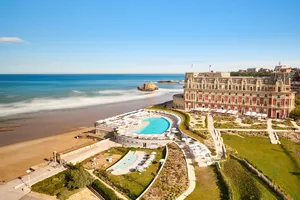 Biarritz, orășelul francez cu deschidere directă către aproape 4 km de golfuri și plaje cu nisip fin