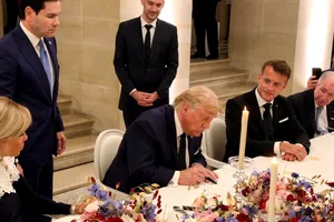 Donald Trump a semnat memorandumul cu Iranul în timp ce lua masa la Versailles