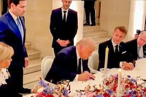 Donald Trump a semnat memorandumul cu Iranul în timp ce lua masa la Versailles