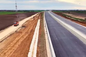 Autostrada A3 Chiribiș–Biharia depășește 50% execuție. Constructorul pregătește asfaltări de 3.000 de tone pe zi