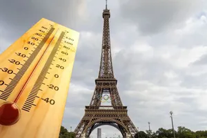Val de căldură fără precedent în Paris: Turnul Eiffel se închide mai devreme, iar La Défense cedează la aerul condiționat