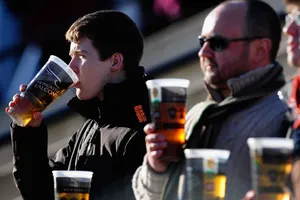 Bere pe stadioane, aprobată de Parlament. Deputații permit vânzarea băuturilor slab alcoolizate la meciuri