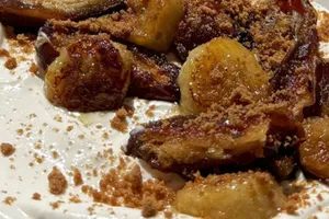 Desertul viral pe rețelele sociale: Iaurt grecesc cu curmale caramelizate, gata în 10 minute