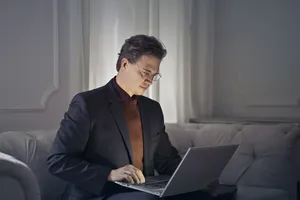 Majoritatea oamenilor ar da orice pentru un job remote, dar munca de acasă poate afecta sănătatea mintală