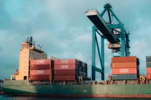 INS: Deficitul comercial al României s-a redus cu 7% în primele patru luni din 2026, pe fondul creșterii exporturilor și al temperării importurilor