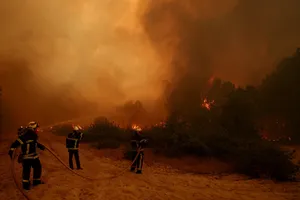 Incendiile de vegetație din Franța și Spania au forțat evacuarea a aproape 260.000 de persoane