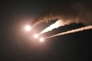 Iranul amenință să blocheze mai multe rute comerciale, în timp ce SUA lansează noi atacuri