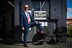 Nigel Farage a demisionat din Parlamentul britanic pe fondul controversei privind donațiile financiare primite și va candida pentru realegere