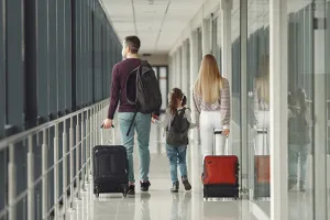 Parlamentul European votează noi drepturi pentru pasagerii aerieni. Trolerul de cabină va fi inclus în prețul biletului