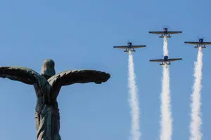 Ziua Aviației Române, marcată prin ceremonii militare și survol aerian în Piața Aviatorilor