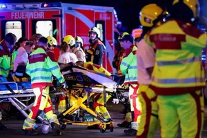 Un mort și 17 răniți după ce un vehicul a intrat în mulțime la festivalul Christopher Street Day din Berlin