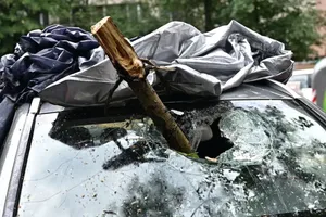 Ți-a fost avariată mașina de furtuna din București? Cine plătește despăgubirile și ce trebuie să faci pentru a-ți recupera banii