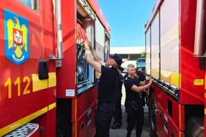 Pompierii români au intervenit pentru prima dată în Franța la un incendiu de pădure. Misiune dificilă în sudul țării