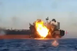 Navă încărcată cu GPL, în flăcări în Marea Neagră după o explozie. Toți marinarii au fost salvați, iar trei sunt răniți