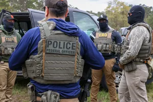 Trump suspendă majoritatea controalelor rutiere ale ICE, după două incidente mortale în care au fost implicați agenți ai serviciului de imigrare