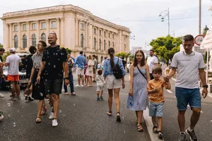 AUR rămâne primul partid în intenția de vot, dar majoritatea românilor resping alegerile anticipate și suspendarea președintelui, arată un sondaj CURS