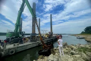 Scufundarea barjelor pentru redirecționarea debitului Dunării spre Cernavodă, amânată din nou. Intervenția este reprogramată pentru vineri