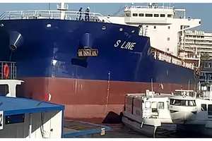 O navă cargo sub pavilion Panama a lovit pontoane și ambarcațiuni în Portul Tulcea