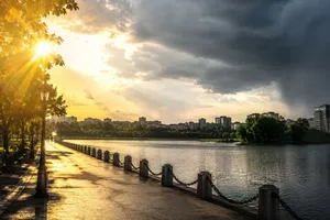 Canicula lovește România, dar vine și vremea rea. Temperaturi de până la 37 de grade, urmate de furtuni și ploi torențiale