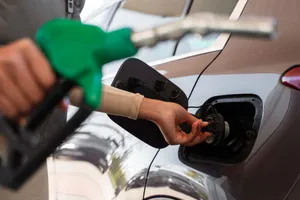 Carburanții s-au scumpit din nou în România. Cât economisesc șoferii dacă alimentează în Bulgaria sau Ungaria