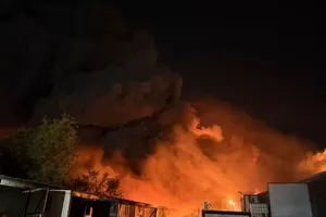 Incendiu major la o hală din Sectorul 1 al Capitalei. ISUBIF a emis mesaj RO-ALERT din cauza degajărilor de fum