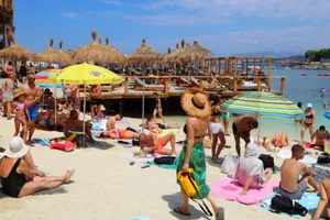 Regula care îi surprinde pe turiști în Franța. Șorturile de baie sunt interzise în majoritatea piscinelor publice