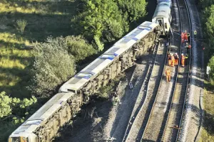 Anglia: Doi oameni grav răniți după deraierea unui tren în apropiere de Lewes. Aproximativ 150 de pasageri se aflau la bord