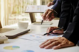 Tranziția de la salarizare internă la externalizare: ce date se transferă, cât durează procesul și ce beneficii apar încă din prima lună