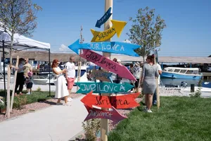 10 autocare cu turiști au ajuns la Jurilovca pentru un festival care nu are loc