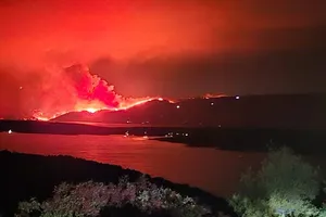 Incendiul de pe insula Brac din Croația s-a soldat cu aproape 700 de evacuări forțate