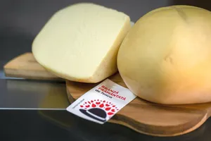 Brânza frământată de Teaca, recunoscută oficial de Comisia Europeană. Produsul românesc a primit protecție europeană
