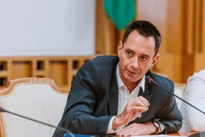 Scandal în Parlament pe tema Drapelului Național: UDMR respinge proiectul AUR privind „sărutul obligatoriu” al tricolorului