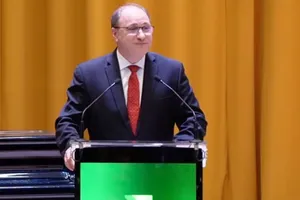 Moment stânjenitor pentru ministrul Educației la Iași. Mihai Dimian a încercat să-i amuze pe studenți cu poezii-ghicitori