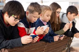 UE pregătește reguli drastice pentru protejarea copiilor online. Acces restricționat la rețele sociale și AI