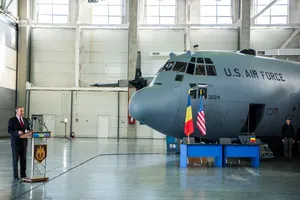 SUA și România marchează 30 de ani de Parteneriat strategic prin livrarea unei aeronave C-130