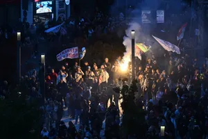 Serbia organizează alegeri parlamentare anticipate, după doi ani de proteste (BBC)